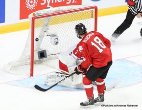 IIHF World Juniors Championship 2017 CZE - SUI Nico Hischier #18, Jakub Skarek #2 Bell Center, Montreal ©Puckfans.at/Andreas Robanser