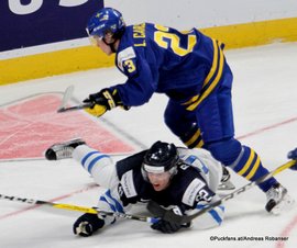 IIHF World Juniors Championship 2017 FIN - SWE Aapeli Räsänen #32, Lucas Carlsson #23 Bell Center, Montreal ©Puckfans.at/Andreas Robanser