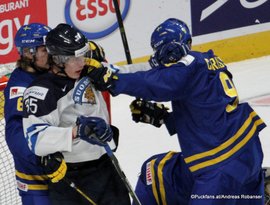 IIHF World Juniors Championship 2017 FIN - SWE Otto Koivula #35, Gabriel Carlsson #9 Bell Center, Montreal ©Puckfans.at/Andreas Robanser