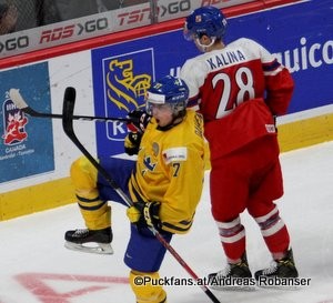 IIHF World Juniors Championship 2017 SWE - CZE Jonathan Dahlén #27, Petr Kalina #28 Centre Bell, Montreal ©hockeyfans.ch/Andreas Robanser