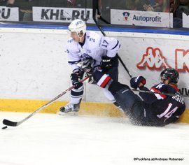 Slovan Bratislava - Dynamo Moskau Juuso Hietanen #17, Ziga Jeglic #14 Ondrej Nepela Arena ©Puckfans.at/Andreas Robanser
