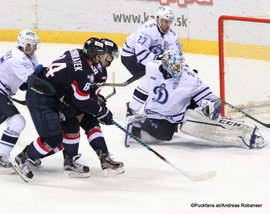 Slovan Bratislava - Dynamo Moskau Tomas Kundratek #84, Alexei Tereshenko #27, Alexander Yeryomenko #1 Ondrej Nepela Arena ©Puckfans.at/Andreas Robanser