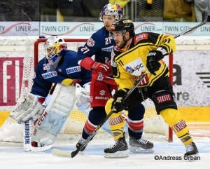 PR: Vienna Capitals - EC Red Bull Salzburg Bernhard Starkbaum #29, Bobby Raymond #21 ©Puckfans.at/Andreas Urban