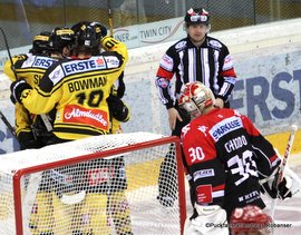EBEL Playoffs: 1/4Final Game 3 Vienna Capitals - HC Innsbruck Collin Bowman #10, Andy Chiodo #30 ©Puckfans.at/Andreas Robanser