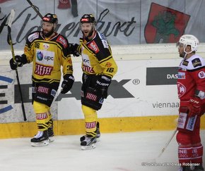 EBEL Final: Game 1 Vienna Capitals - EC KAC Jerry Pollastrone #36, MacGregor Sharp #16, Kevin Kapstad #51 Torjubel nach dem 4:1 ©Puckfans.at/Andreas Robanser