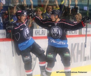 KHL Torjubel Medvescak Zagreb Bobby Butler #23, Kamil Shiafotdinov #8 ©Puckfans.at/Andreas Robanser