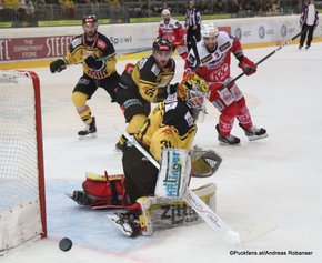 EBEL Final: Game 3 Vienna Capitals - EC KAC Ryan McKiernan #58, David Kickert #30, Ziga Pance #13 ©Puckfans.at/Andreas Robanser