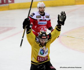 EBEL Final: Game 3 Vienna Capitals - EC KAC Collin Bowman #10, Kevin Kapstad #51 ©Puckfans.at/Andreas Robanser