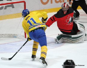 IIHF U18 World Championship 2017 Quaterfinal CAN - SWE Oscar Bäck #11, Ian Scott #1 Spisska Nova Ves, Slovakia ©Puckfans.at/Andreas Robanser