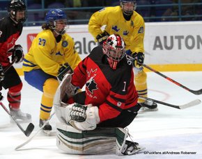 IIHF U18 World Championship 2017 Quaterfinal CAN - SWE Jacob Olofsson #27, Ian Scott #1 Spisska Nova Ves, Slovakia ©Puckfans.at/Andreas Robanser