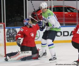 IIHF World Championship 2017 SUI - SLO Jonas Hiller #1, Jan Urbas #26 Paris, Bercy ©Puckfans.at/Andreas Robanser