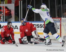 IIHF World Championship 2017 SUI - SLO Christian Marti #53, Jonas Hiller #1, David Rodman #12 Paris, Bercy ©Puckfans.at/Andreas Robanser