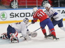 IIHF World Championship 2017 NOR - FRA Cristobal Huet #39, Mats Rosseli Olsen #51, Jonathan Janil #3 Paris, Bercy ©hockeyfans.ch/Andreas Robanser