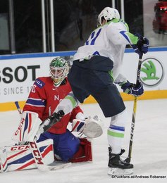 IIHF World Championship 2017 SLO - NOR Lars Haugen #30, Miha Verlic #91 Paris, Bercy ©Puckfans.at/Andreas Robanser