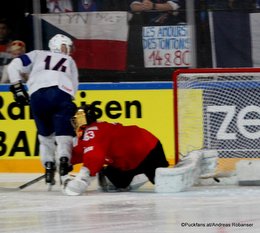IIHF World Championship 2017 SUI - FRA Stéphane Da Costa #14, Leonardo Genoni #63 Paris, Bercy ©Puckfans.at/Andreas Robanser