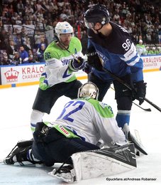 IIHF World Championship 2017 FIN - SLO Mikko Rantanen #96, Gasper Kroselj #32, Sabahudin Kovacevic #86 Paris, Bercy ©Puckfans.at/Andreas Robanser
