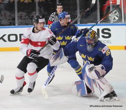 IIHF World Championship 2017 Quarterfinal SUI - SWE Fabrice Herzog #61, Henrik Lundqvist #35, Jonas Brodin #25 Paris, Bercy ©Puckfans.at/Andreas Robanser
