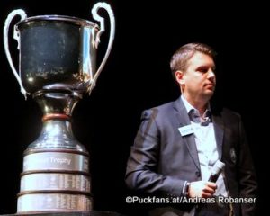 Medvescak Head Coach Connor Cameron mit der Karl Nedwed Trophy