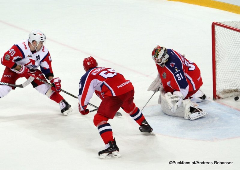 CSKA Moskau - Lokomotive Jaroslavl Daniil Apalkov #40, Bogdan Kiselevich #55, Lars Johansson #31 Eispalast des Sports CSKA ©Puckfans.at/Andreas Robanser