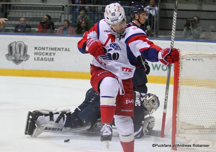 Slovan Bratislava - Lokomotiv Jaroslavl Daniil Apalkov #40, Marek Mazanec #2 Ondrej Nepela Arena ©Puckfans.at/Andreas Robanser