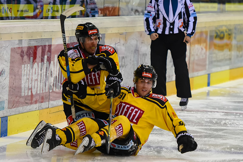 EBEL 2017/18 Vienna Capitals vs. EC Salzburg #Phil Lakos, #91 Taylor Vause (C) Andreas Urban/Puckfans