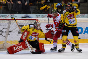 EBEL 2017/18 Vienna Capitals vs. HC Bozen #33 Pekka Tuokkola, #11 Travis Oleksuk, #4 Phil Lakos (C) Andreas Urban/Puckfans.at EBEL 2017/18 Vienna Capitals vs. HC Bozen #33 Pekka Tuokkola, #11 Travis Oleksuk, #4 Phil Lakos (C) Andreas Urban/Puckfans.at