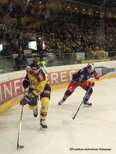Vienna Capitals - EC Red Bull Salzburg Mario Fischer #50, Alexander Cijan #12 Albert Schultz Eishalle ©Puckfans.at/Andreas Robanser