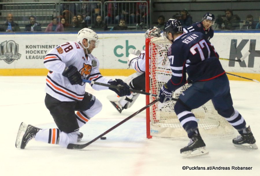 Slovan Bratislava - Amur Khabarovsk Ondrej Nepela Arena Yaroslav Khabarov #78, Martin Réway #77 ©Puckfans.at/Andreas Robanser