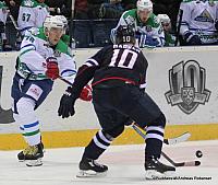 Slovan Bratislava - Salavat Yulaev Ondrej Nepela Arena Anton Burdasov #78, Cam Barker #10 ©Puckfans.at/Andreas Robanser