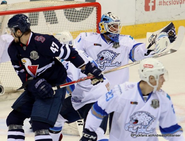 HC Slovan Bratislava - Barys Astana Jan Buchtele #47, Henrik Karlsson #1 Ondrej Nepela Arena ©Puckfans.at/Andreas Robanser