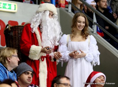 HC Slovan Bratislava - Avtomobilist Yekaterinburg Santa Claus und das Christkind Ondrej Nepela Arena ©Puckfans.at/Andreas Robanser