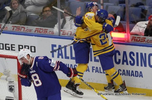 IIHF World Juniors 2018 Semifinal SWE - USA Adam Fox  #8, Oskar Steen #29, Alexander Nylander  #19 KeyBank Center ©Puckfans.at/Andreas Robanser