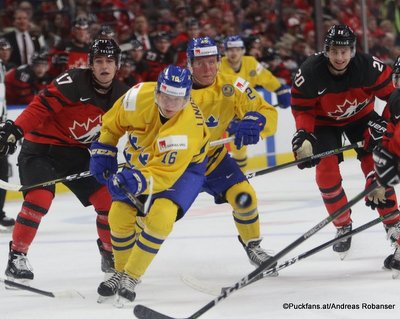 IIHF World Juniors 2018 Gold Medal Game SWE - CAN Tyler Steenbergen #17, Linus Lindström #16, Isac Lundeström #20, Michael McLeod #20 KeyBank Center ©Puckfans.at/Andreas Robanser