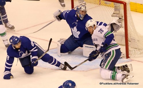 Toronto Maple Leafs - Vancouver Canucks Thomas Vanek #26, Frederik Andersen #31,  Air Canada Center ©Puckfans.at/Andreas Robanser