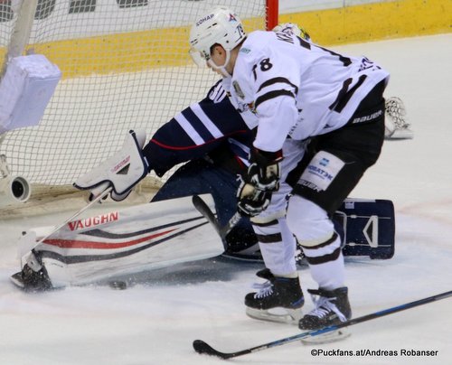 HC Slovan Bratislava - Traktor Chelyabinsk Jakub Stepanek #30, Alexei Kruchinin #78 Ondrej Nepela Arena ©Puckfans.at/Andreas Robanser