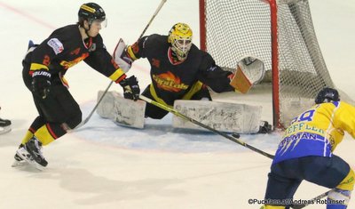 Erste Liga Qualification Round: Vienna Capitals - ASC Brasov Philip Pelz #24, Max Zimmermann #36, Istvan Nagy #88 Albert Schultz-Eishalle ©Puckfans.at/Andreas Robanser