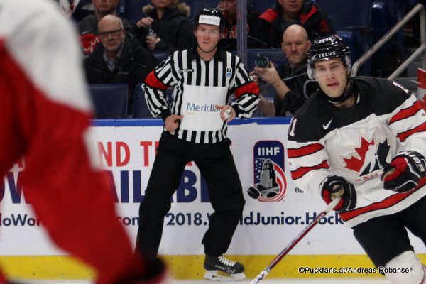 IIHF World Junior 2018 Referee Manuel Nikolic, Jonah Gadjovich#11 KeyBank Center, Buffalo ©Puckfans.at/Andreas Robanser