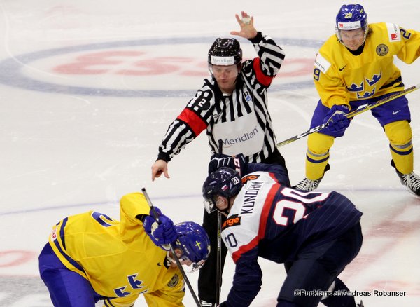 IIHF World Junior 2018 Referee Manuel Nikolic, Peter Kundrik #20, Oskar Steen #29 Harbor Center, Buffalo ©Puckfans.at/Andreas Robanser