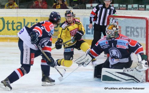 Pick Up Round  Vienna Capitals - Medvescak Zagreb Rafael Rotter #6, Kevin Carr  #1 Albert Schultz-Eishalle ©Puckfans.at/Andreas Robanser