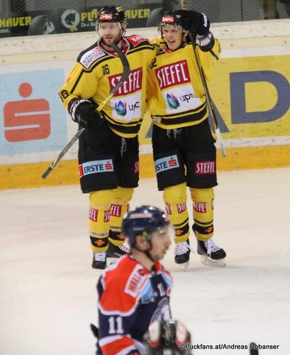 Pick Up Round Vienna Capitals - Medvescak Zagreb MacGregor Sharp #16, Julian Grosslercher #22, Nik Simsic #11 Albert Schultz-Eishalle ©Puckfans.at/Andreas Robanser