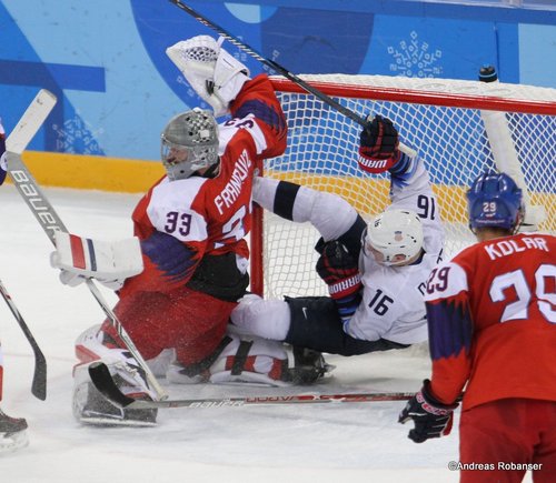 Olympic Winter Games Pyeongchang 2018 Men's Quarterfinals CZE - USA Pavel Francouz #33, Ryan Donato  #16 Gangneung Hockey Centre ©Andreas Robanser