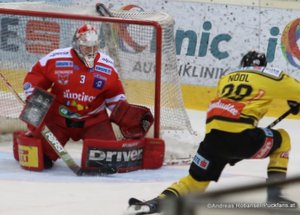 EBEL Play Offs 2018 Semifinal Game 1 Vienna Capitals - HC Bozen Pekka Tuokkola #3, Andreas Nödl #28 Eissportzentrum Kagran ©Puckfans.at/Andreas Robanser