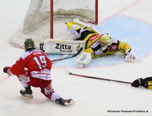 EBEL Play Offs 2018 Semifinal Game 3 Vienna Capitals - HC Bozen Alex Petan #19, Jean-Philippe Lamoureux #1, Kelsey Tessier #90 Eissportzentrum Kagran ©Puckfans.at/Andreas Robanser