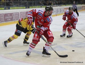 EBEL Play Offs 2018 Semifinal Game 3 Vienna Capitals - HC Bozen Mike Halmo #91, Travis Oleksuk #11 Eissportzentrum Kagran ©Puckfans.at/Andreas Robanser