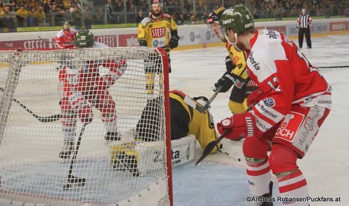 EBEL Play Offs 2018 Semifinal Game 5  Vienna Capitals - HC Bozen  Domenic Monardo #40, Jean-Philippe Lamoureux #1, Matias Sointu #12 Eissportzentrum Kagran ©Puckfans.at/Andreas Robanser