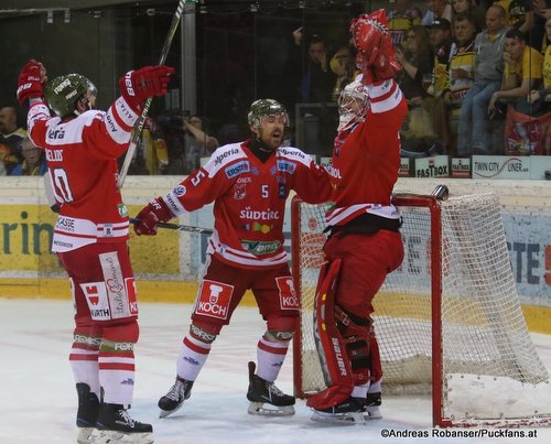 EBEL Play Offs 2018 Semifinal Game 5 Vienna Capitals - HC Bozen Mike Angelidis #10, Robin Gartner #5, Pekka Tuokkola #3 Eissportzentrum Kagran ©Puckfans.at/Andreas Robanser