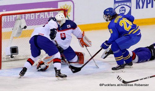 IIHF U18 World Championship Quarterfinal SWE - SVK Sebastian Hudec #26, Samuel Vyletelka #29, Marcus Westfält #26 Arena Metallurg, Magnitogorsk ©Puckfans.at/Andreas Robanser