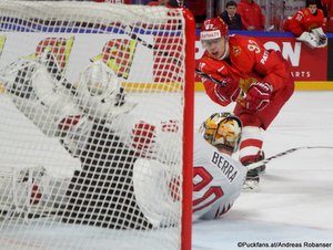 IIHF World Championship  RUS - SUI Reto Berra #20, Nikita Gusev #97  Royal Arena, Copenhagen ©Puckfans.at/Andreas Robanser