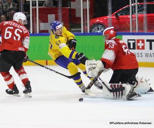 IIHF World Championship SUI - SWE Ramón Untersander #65, Rickard Rakell #67, Leonardo Genoni #63 Royal Arena, Copenhagen ©Puckfans.at/Andreas Robanser