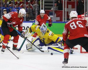 IIHF World Championship SUI - SWE Nino Niederreiter #22, Anders Nilsson #31, Royal Arena, Copenhagen ©Puckfans.at/Andreas Robanser